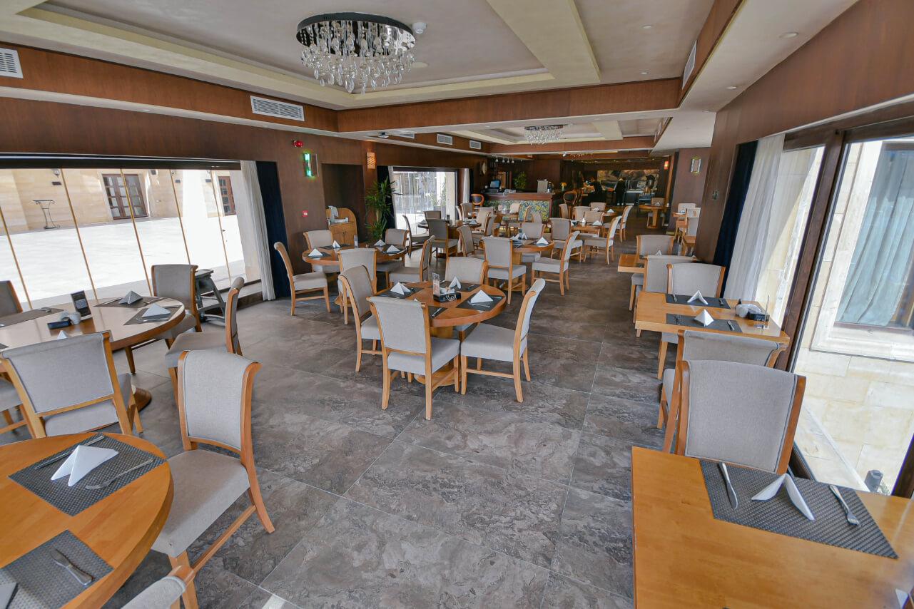 Thousand Nights Hotel Amman Bagian luar foto A restaurant in Tokyo, Japan