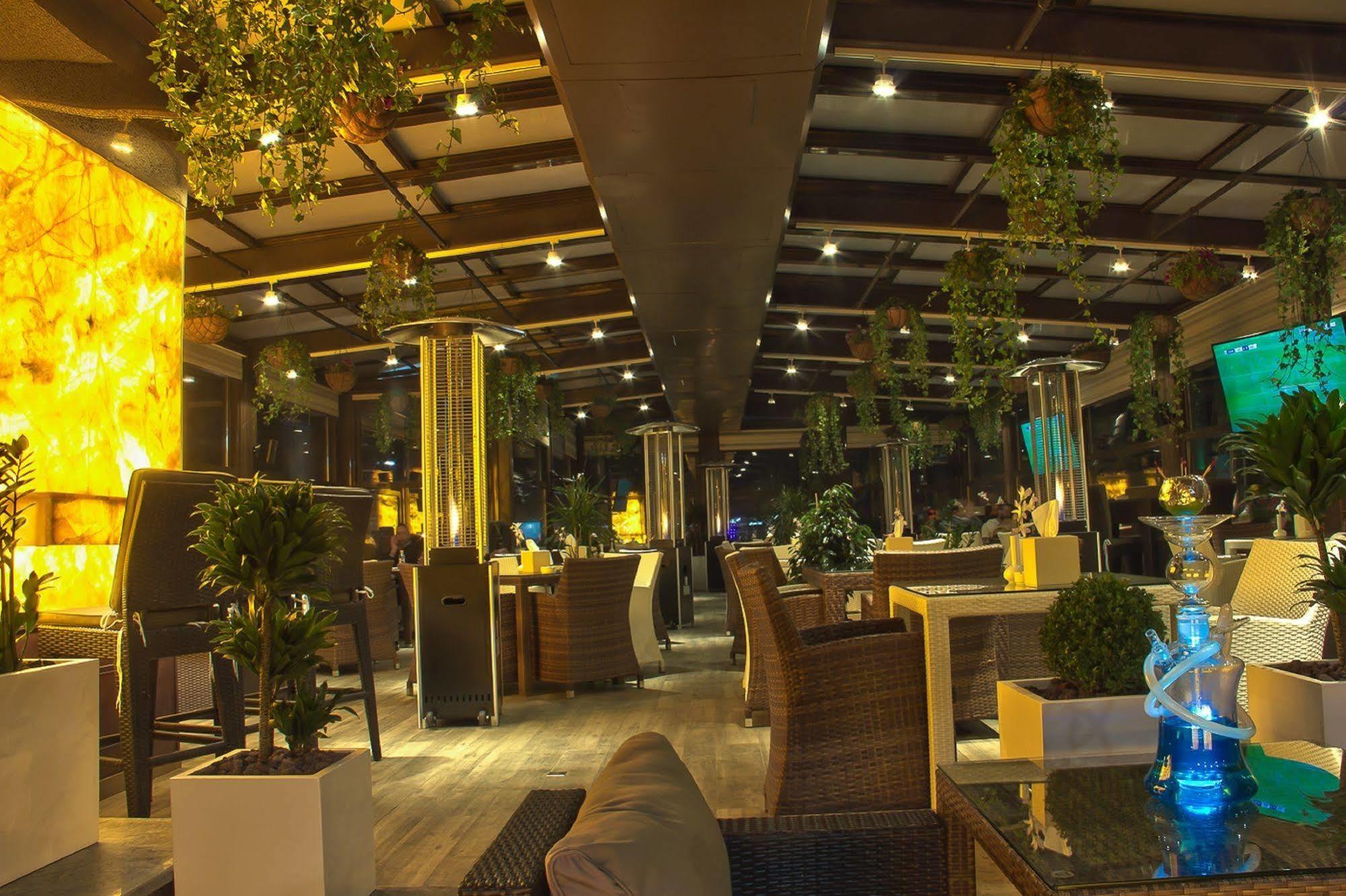 Thousand Nights Hotel Amman Bagian luar foto The interior of the restaurant